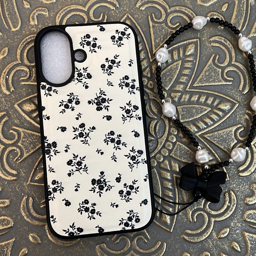 Une touche de féminité et de douceur ! Coque florale délicate pour un look chic et raffiné
Lanière gratuite