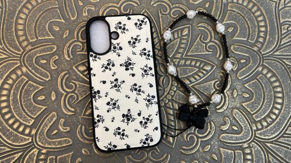 Une touche de féminité et de douceur ! Coque florale délicate pour un look chic et raffiné
Lanière gratuite