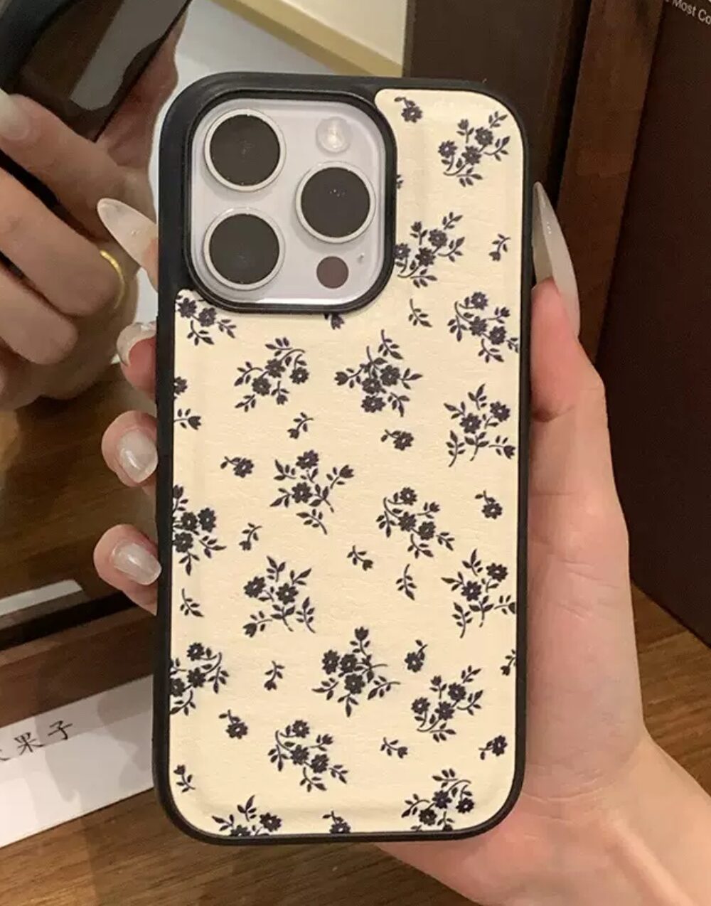 Une touche de féminité et de douceur ! Coque florale délicate pour un look chic et raffiné
Lanière gratuite