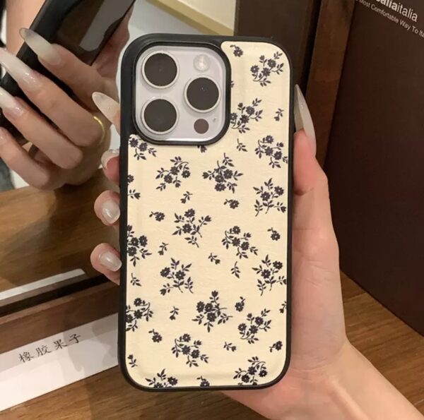 Une touche de féminité et de douceur ! Coque florale délicate pour un look chic et raffiné
Lanière gratuite