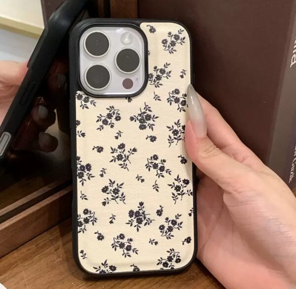 Une touche de féminité et de douceur ! Coque florale délicate pour un look chic et raffiné
Lanière gratuite